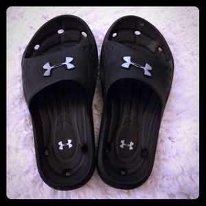 Youth Size 2 Under Armour Sandals unisex